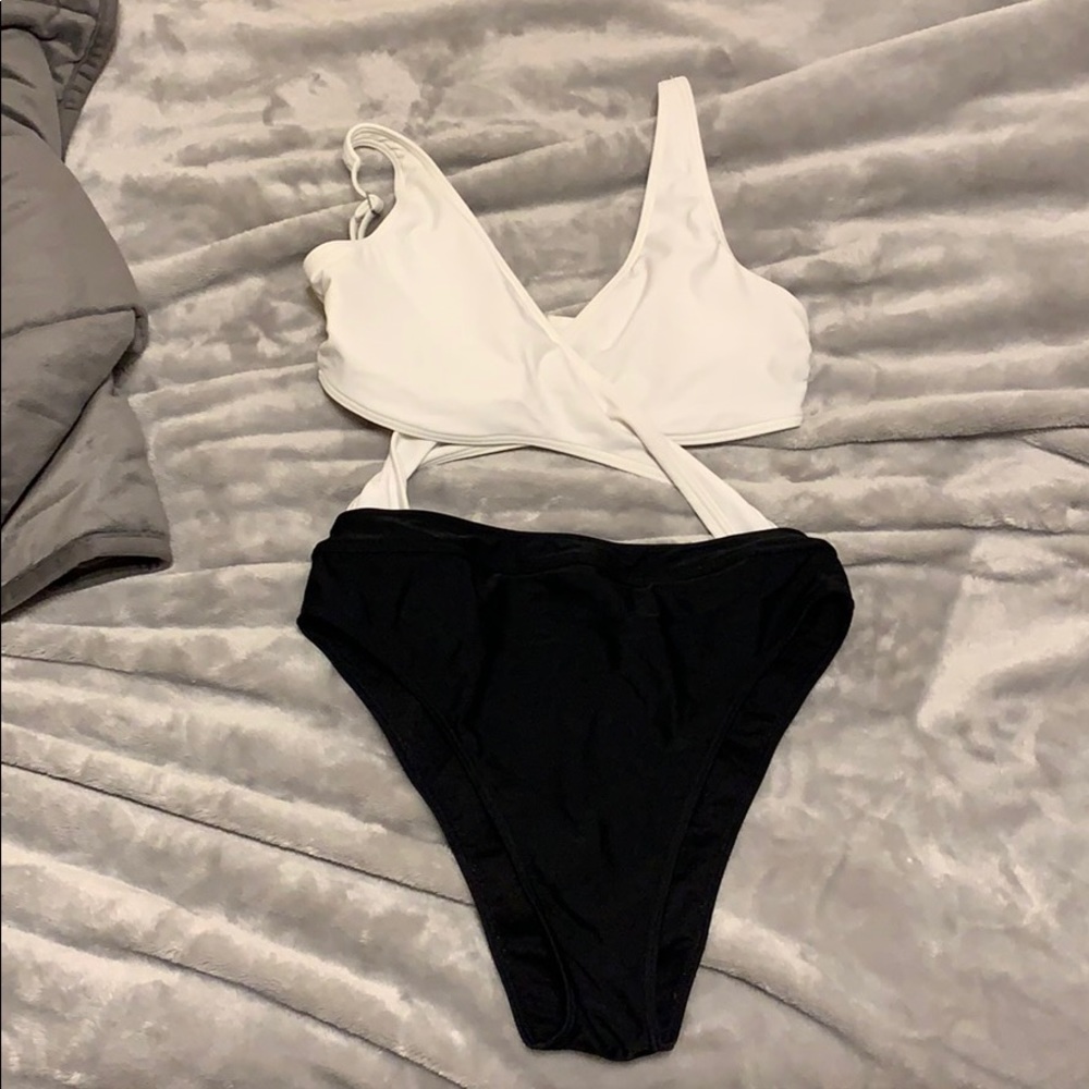 Abercrombie&Fitch one piece cris-cross swimsuit